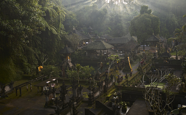 アマンダリ・リゾートでのメルカット儀式、神聖な水による祝福の瞬間。