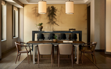 Suite avec table à manger et chaises en bois, Aman New York.