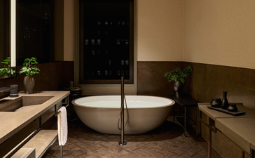 Suite salle de bains avec baignoire autonome à Aman New York.