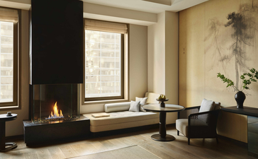 Chambre Junior Fifth Avenue à Aman New York, avec foyer, mobilier minimaliste et vues sur la ville.