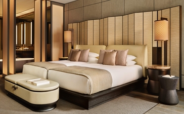 Suite Junior Fifth Avenue à Aman New York, avec lit king-size et finitions en bois clair.