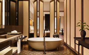 Suite Junior Fifth Avenue, salle de bains avec baignoire autoportante et miroirs dorés à Aman New York.