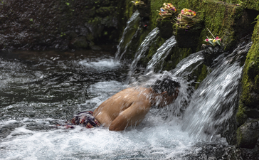 安缦黛宁度假村中，温泉水流过岩石形成的瀑布。