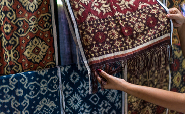 Detalle de tejido tradicional balinés en Tenganan Village, Amankila resort.