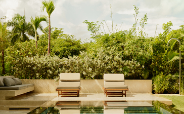 Terraza con piscina y vistas a la bahía en Amanera, resort en República Dominicana.