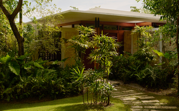 Casita hillside avec entrée ombragée et végétation luxuriante à Amanera, resort en République Dominicaine.