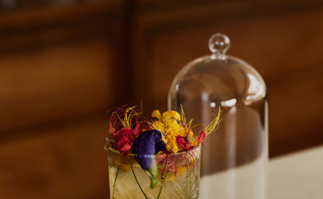 Cocktail aux fruits tropicaux sous cloche à Amanera, resort en République dominicaine.