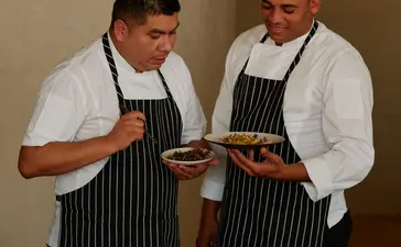 Dua xefs a Amanera resort examinen ingredients a la cuina de dining.