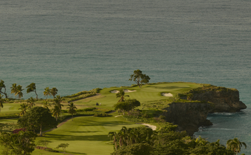 Péninsule verdoyante avec golfique au bord de l'eau à Amanera, resort en République dominicaine.