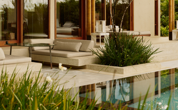 Casita con vistas a la bahía y piscina en Amanera resort, con tumbonas y vegetación tropical.