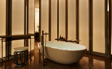 Salle de bains de la Suite Deluxe avec baignoire autonome, Aman New York.