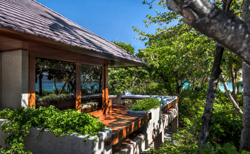 安缦璞乐度假村的三卧室别墅外观，配有热带花园和开放式露台。