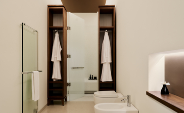 Bagno della suite Alcova Tiepolo ad Aman Venice, con doppio lavabo in marmo e specchi illuminati.