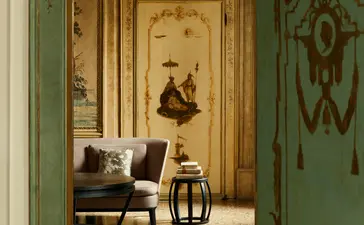 Porta della Alcova Tiepolo Suite, Aman Venice hotel, Venezia, con interni in legno chiaro e dettagli in verde salvia.
