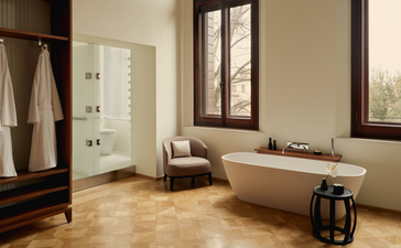 Salle de bains avec fresques à Aman Venice, baignoire autoportante et finitions classiques.