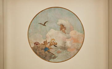 安缦威尼斯酒店帕帕多波利公寓浴室的圆形壁画装饰，描绘天使与鸟的古典主题。