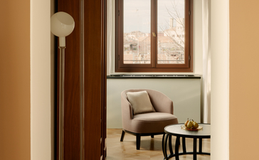 安缦威尼斯酒店走廊，远处可见座椅和窗户。