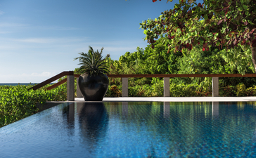 安缦璞乐度假村的三卧室别墅，配有无边泳池，周围绿意盎然。