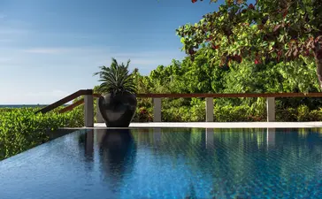 Villa avec piscine à débordement à Amanpulo, une station balnéaire aux Philippines.