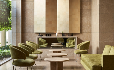 アマンゾイ リゾートのスパ・ウェルネス待機室。アマンスキンケア製品が置かれた、落ち着いた色合いの家具と柱が配置された空間。