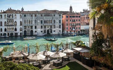 Terrazza affacciata sul Canal Grande con sdraio e tavoli, Aman Venice.