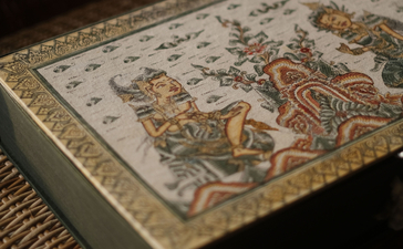 Kamasan painting with traditional Balinese figures and motifs on display at Amandari.