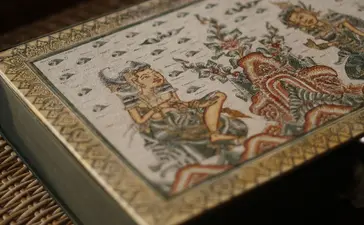 Kamasan painting with traditional Balinese figures and motifs on display at Amandari.