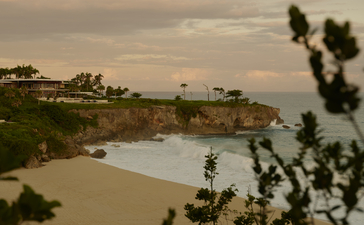 Vue côtière d'Amanera, resort en République dominicaine, avec piscine et végétation tropicale.