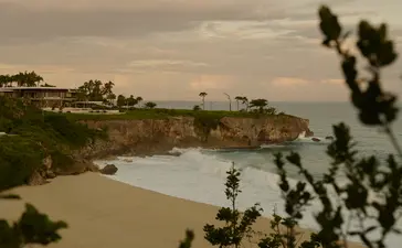 Vista costera de Amanera con piscina y vegetación tropical de la República Dominicana.