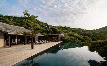 アマノイ リゾートの4ベッドルームオーシャンプール ファミリーレジデンスのテラスと水辺のプール。