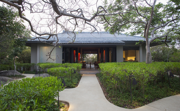 Amanoi resort ၏ savannah-style pavilion, သစ်ပင်များ၏ အရိပ်အောက်တွင် နေရာချထားလျှက် ရှိသည်။