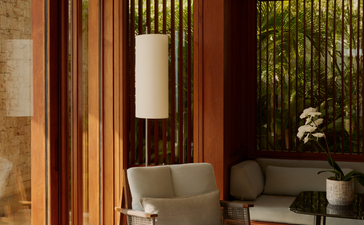 Salon d'une casa deux chambres à Amanera, avec portes en bois coulissantes et mobilier contemporain.
