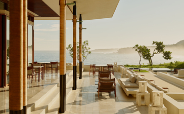 Terrace da Casa Grande em Amanera Resort, com vistas para a paisagem costeira e vegetação tropical.
