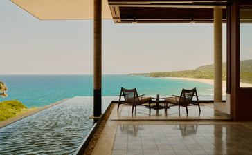 Vue sur la mer depuis la Casa Grande à Amanera Resort, avec terrasse et sièges.