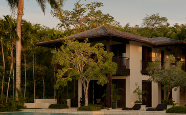 Maison architecturale moderne au cœur de jardins tropicaux à Amanera Resort.