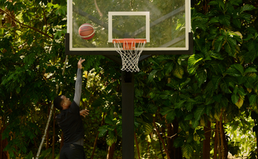 Panier de basketball suspendu dans la verdure à Amanera, station balnéaire en République dominicaine.