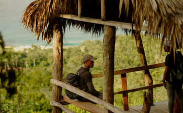 Petite cabane en chaume avec vue sur la jungle à Amanera, une station balnéaire en République dominicaine.