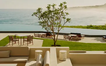 Piscina del resort Amanera con vistas al océano y jardín tropical.