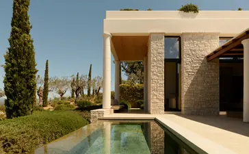 Pavilhão com piscina junto a ciprestes na Amanzoe, resort na Grécia.