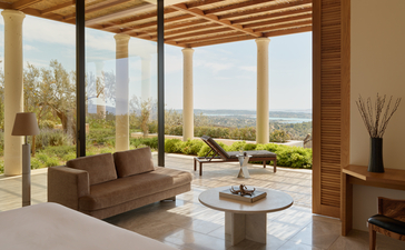 Chambre principale avec baies vitrées panoramiques donnant sur le paysage, Amanzoe.