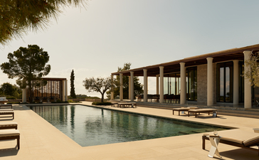 安缦卓熠度假村的别墅游泳池，周围环绕现代建筑和绿化景观。