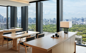 Salle à manger de la suite panoramique d'Aman Tokyo avec vue sur la ville de Tokyo.