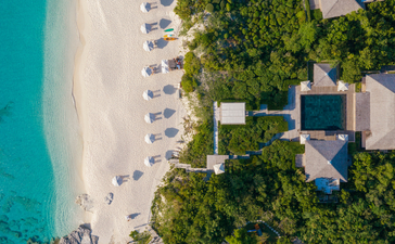 Vue aérienne de la plage et des villas d'Amanyara, resort aux Turques-et-Caïques.
