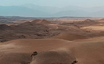 Vue aérienne du désert d'Agafay depuis Amanjena, la station balnéaire.