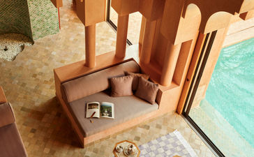 安缦珍纳度假村的客房起居室，俯瞰游泳池，摩洛哥建筑风格。