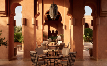 安缦珍纳度假村露台泳池区，摩洛哥传统建筑与现代设计相融合的用餐空间。