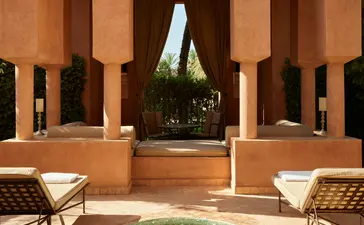 Pavillon avec bassin au centre entouré de colonnes en terre cuite, Amanjena, Marrakech.