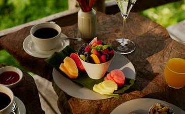 Plato de vegetales asados y frutas en Amanera, resort en República Dominicana.