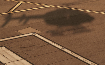 直升机航拍安缦湾澜度假村上空，展现印度尼西亚松巴岛的干旱地形。