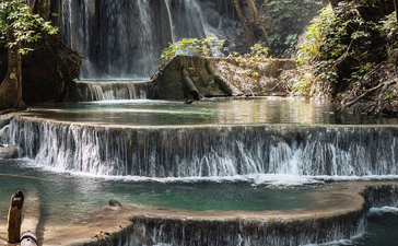 玛塔吉图瀑布层叠流入碧绿水池,位于苏门答腊岛上的安缦湾澜度假村。